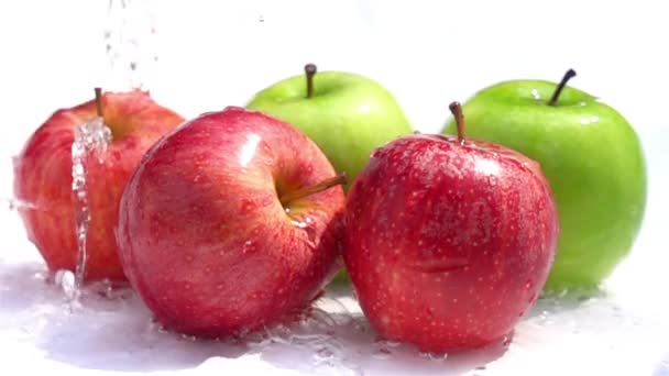 Verser Eau Sur Rouge Les Pommes Vertes Sur Fond Blanc — Video