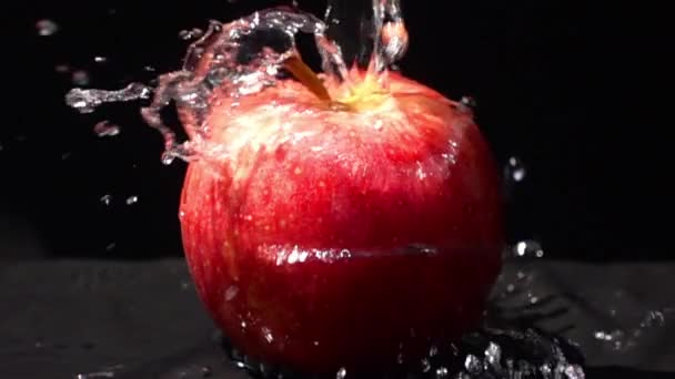 Versare Acqua Dolce Una Mela Rossa Fondo Nero Slow Motion — Video Stock