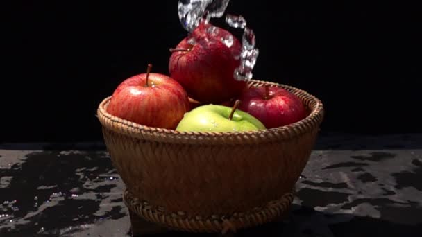 Hälla Vatten Röda Och Gröna Äpplen Bambu Korg Svart Bakgrund — Stockvideo