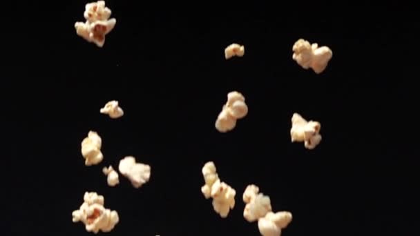 Popcorn Som Faller Till Marken Svart Bakgrund Slow Motion — Stockvideo