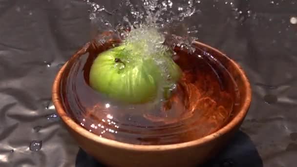 Green Apple Valt Aan Het Water Houten Kom Slow Motion — Stockvideo