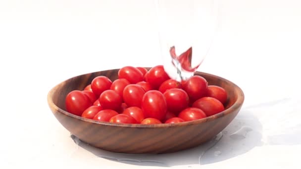 Wylewanie Wody Słodkiej Kupie Pomidor Drewniana Miska Białym Tle Zwolnionym — Wideo stockowe