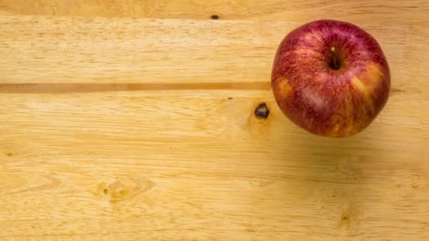 Roter Apfel Auf Einem Holzbrett Schneiden Stop Motion — Stockvideo