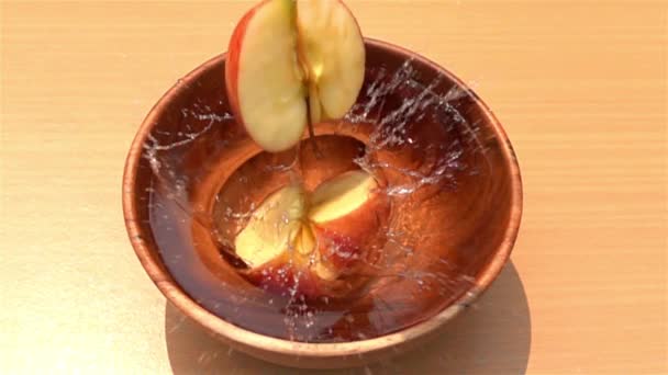 慢动作中掉进木碗里的红苹果片 — 图库视频影像
