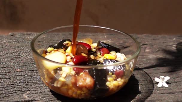 在慢速运动中将糖浆与银杏和草果冻混合在玻璃碗中 — 图库视频影像