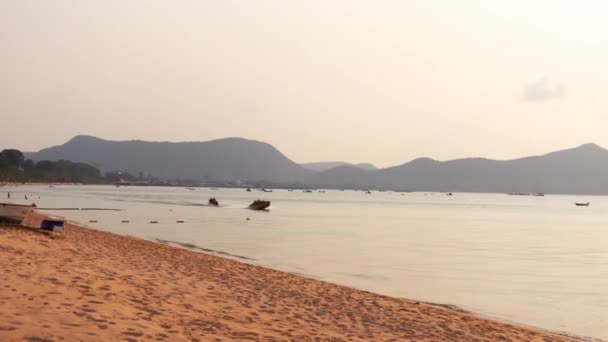 Вид Пляж Паттайя Скоростной Лодкой Курсирующей Море Вечером Таиланде — стоковое видео