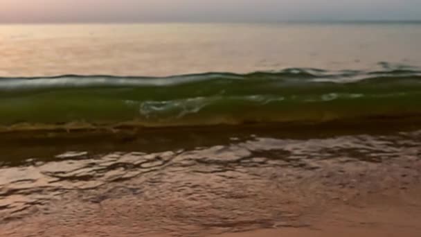 泰国芭堤雅海滩慢速运动中的海浪 — 图库视频影像