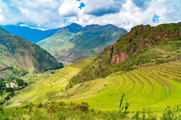 Vista de la terraza Inca en la montaña en el Valle Sagrado Inca en Pi — Foto de Stock
