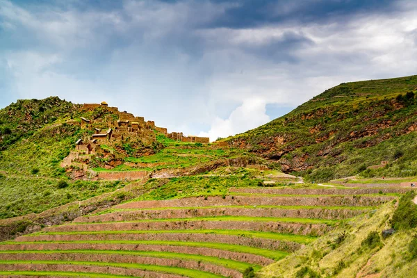 Ruinen der Inka-Zitadelle auf dem Berg im heiligen Tal von — Stockfoto