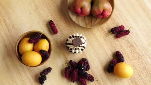 Blick Von Oben Auf Köstlichen Cupcake Und Verschiedene Obstsorten Auf — Stockvideo