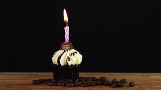 Heerlijke Boter Cupcake Met Kaars Koffiebonen Bewegen Een Houten Tafel — Stockvideo