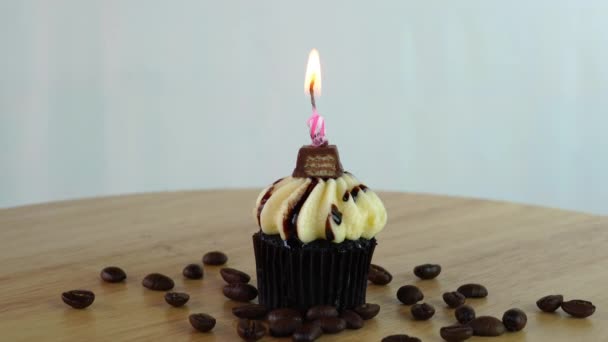 Шоколадный Кекс Свечой День Рождения Кофейными Зёрнами Движущимися Деревянной Доске — стоковое видео