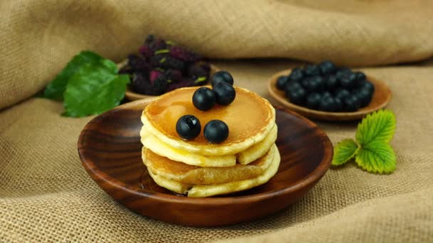 Sprinkle Powder Sugar Tower Pancakes Wooden Bowl Blueberry Mulberry Sackcloth — Stock Video