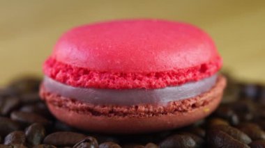 Macaroon döner tahtaüzerinde kavrulmuş kahve çekirdekleri bir yığın açma