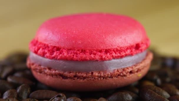 Macaroon Slå Hög Med Rostade Kaffebönor Roterande Styrelse — Stockvideo