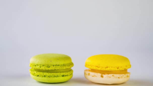 Pilha Macaroons Multicoloridos Fundo Branco Stop Motion — Vídeo de Stock