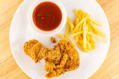 Kızarmış patates bir yığın ve bir fincan ile gevrek kızarmış tavuk 