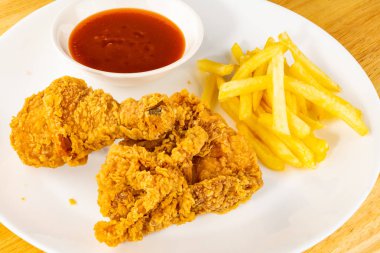 Kızarmış patates ve ketçap ile gevrek kızarmış tavuk