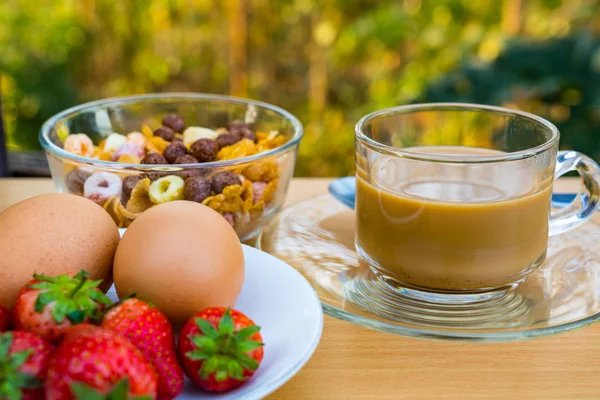 DSC06281 Cafea caldă, fulgi de porumb, ouă fierte și căpșuni coapte — Fotografie, imagine de stoc