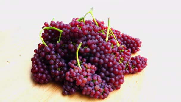 Pile Fresh Delaware Grapes Champagne Grapes Moving Wooden Board Natural — Stock Video