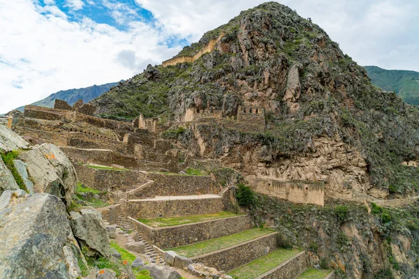 Inka-Ruinen und die Terrassen der Pumatallis in Ollantaytambo — Stockfoto