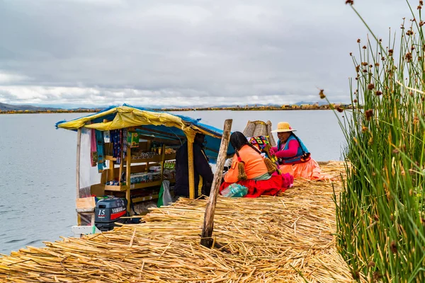 Uru mujer vistiendo paños tradicionales comprando comida y necesario t — Foto de Stock