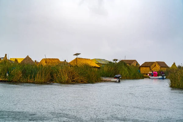 Vista de la isla flotante de Uros en el lago Titicaca bajo la lluvia — Foto de Stock