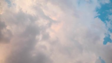 Yaz akşamı gökyüzünde hareket eden yağmur bulutlarının zaman atlamalı