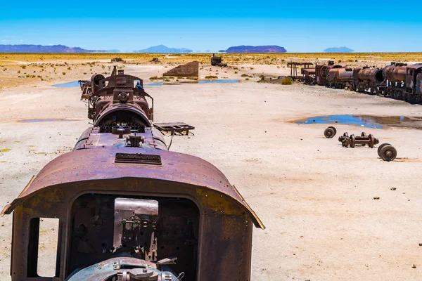 Tren viejo oxidado abandonado en el cementerio del tren en el desierto de Uyuni —  Fotos de Stock