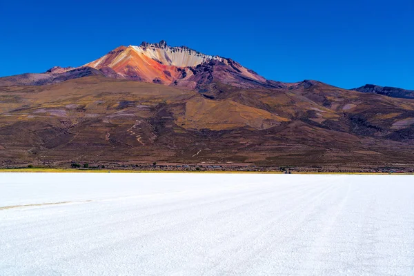 Blick auf den Salar de Uyuni Vulkan Tunupa und das Dorf Coqueza — Stockfoto