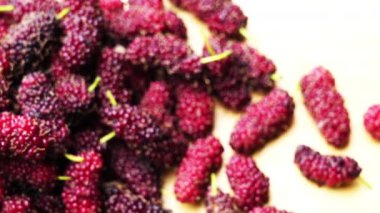 Ahşap bir tahta üzerinde hareket eden ahşap kase taze dut üst görünümü