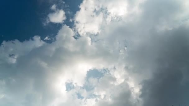 Laps de temps de nuages sombres se déplaçant dans le ciel bleu en été 