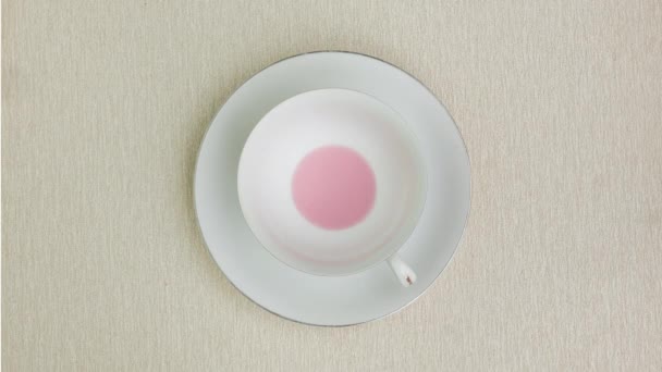 在棕色背景上将草莓牛奶添加到白色杯子中 停止运动 — 图库视频影像