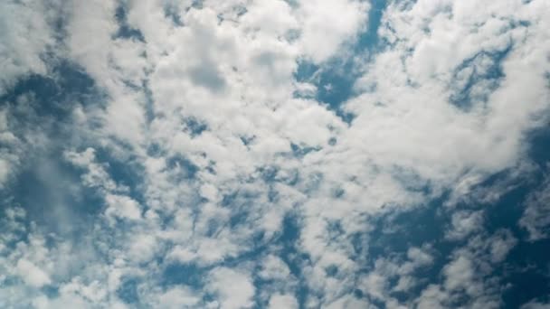 Белые Облака Движутся Голубом Небе — стоковое видео