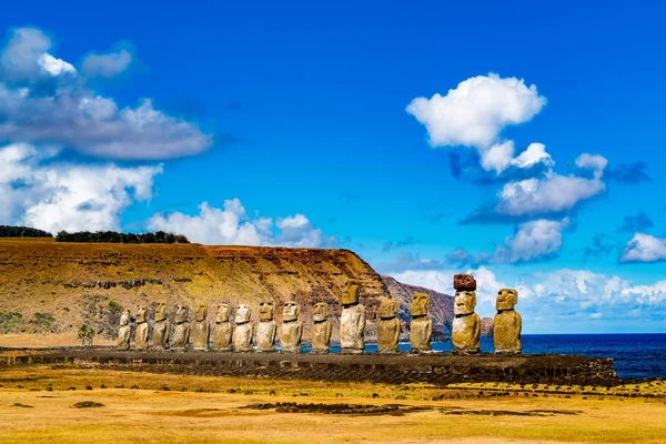 Moai v ahu Tongariki v národním parku Rapa Nui na Velikonoční ostrov — Stock fotografie