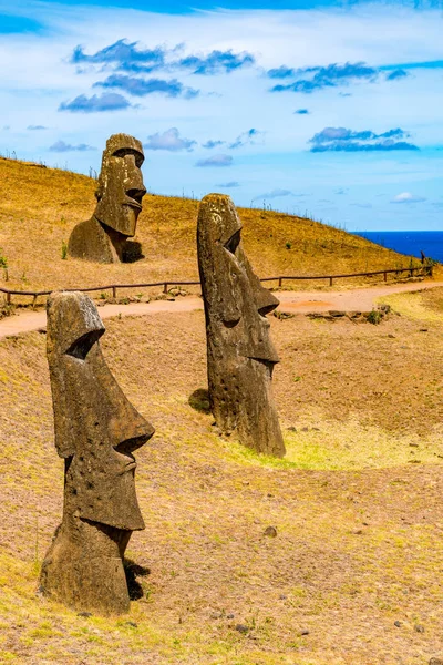 Moai w: Rano Raraku na wyspie Wielkanocnej — Zdjęcie stockowe