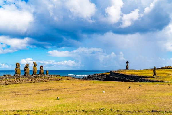 Utsikt över gruppen av fem Moai statyer Ahu Vai URI, Ahu Ko te RI — Stockfoto