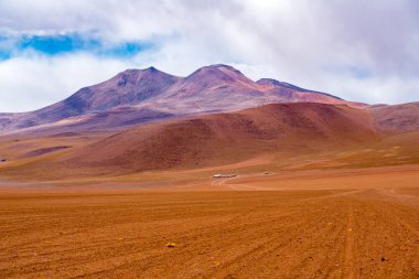 Uyuni'deki atıl yanardağda tepelik manzara 