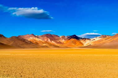 Uyuni güzel dağ ve Salvador Dali Çölü görünümü