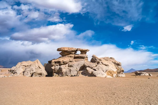 Formazione rocciosa vulcanica nel Parco Nazionale di Uyuni, Uyuni — Foto Stock