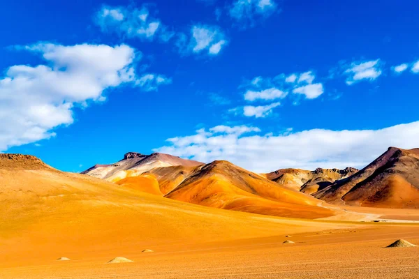 Θέα στην έρημο Salvador Dali και το πανέμορφο βουνό σε U — Φωτογραφία Αρχείου