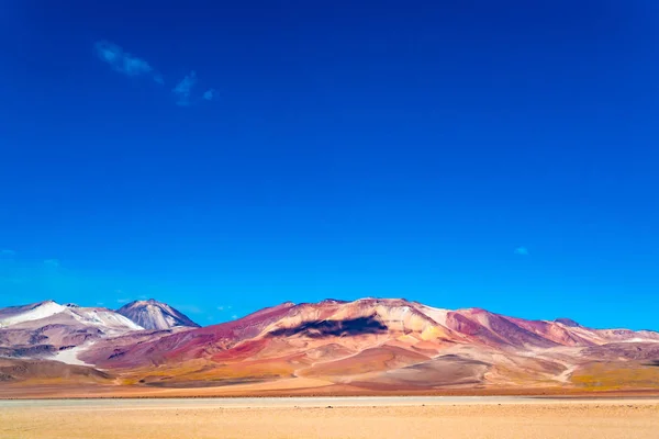 Krásný výhled na horu a poušť v Salvadoru Daliho v Uyuni — Stock fotografie