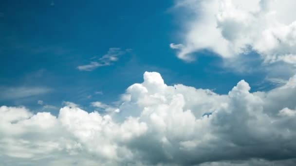 Білі Пухнасті Хмари Рухаються Сонячному Синьому Небі Сільській Місцевості Таїланду — стокове відео