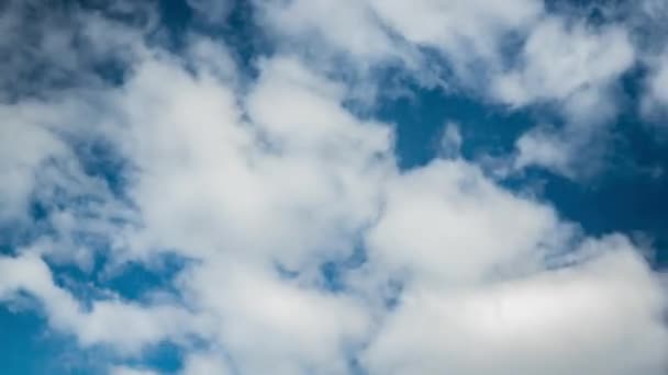 Λευκά Σύννεφα Και Ημισέληνος Κινούνται Στον Ουρανό Κατά Διάρκεια Της — Αρχείο Βίντεο
