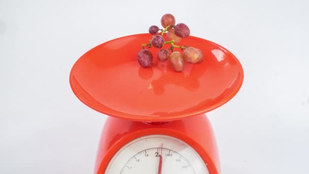 Des Grappes Raisins Dans Plateau Pesage Balances Poids Sur Fond — Video