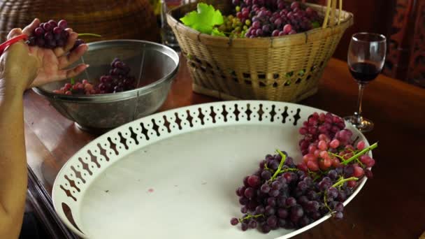 Mujer Recortar Ramo Uvas Una Mesa Madera Antes Embalar Para — Vídeos de Stock