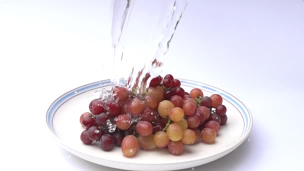 Залить Свежей Водой Кучу Винограда Белой Тарелке Медленном Движении — стоковое видео