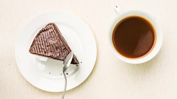 Bolo Chocolate Placa Cerâmica Branca Uma Placa Madeira Stop Motion — Vídeo de Stock