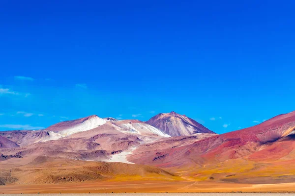 Blick auf den schönen Berg gegen den blauen Himmel in salvador — Stockfoto