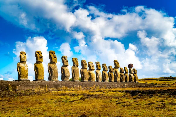 Los 15 Moais en Ahu Tongariki en el Parque Nacional Rapa Nui en Easte — Foto de Stock
